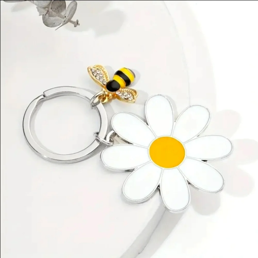 Daisy and Bee Alloy Siver Keychain. New!